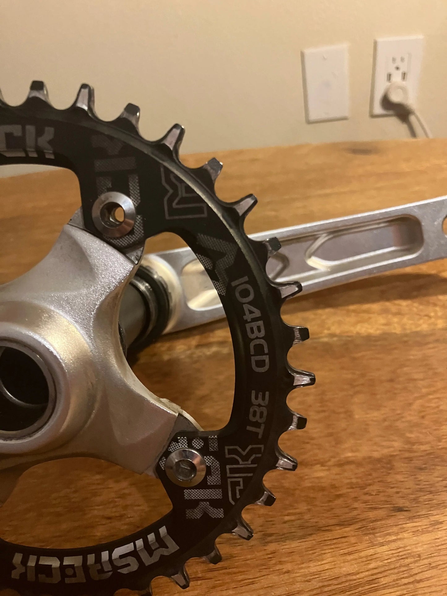 MSRECK Round Chainring 104 BCD 38T Single Chain Ring  
BNVB Bike Crank Arm Set 170mm 104 BCD Crank Set with Bottom Bracket Crank Chainring DannyStarkRidesFixed.Shop