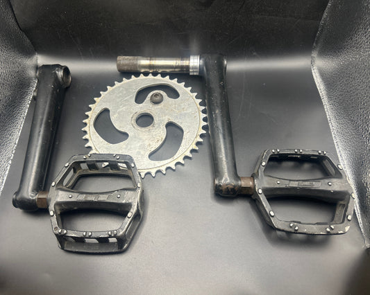 Unbranded Bmx 180 Crankset With GT Bikes 39T Chainring Sprocket And GT Pedals